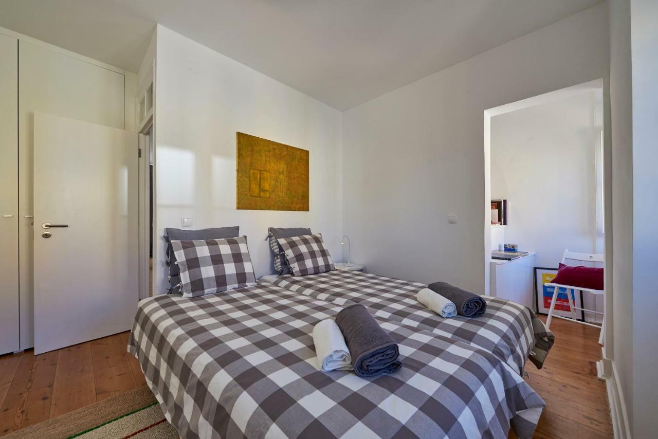 Charming Em Belem-books And Canvas