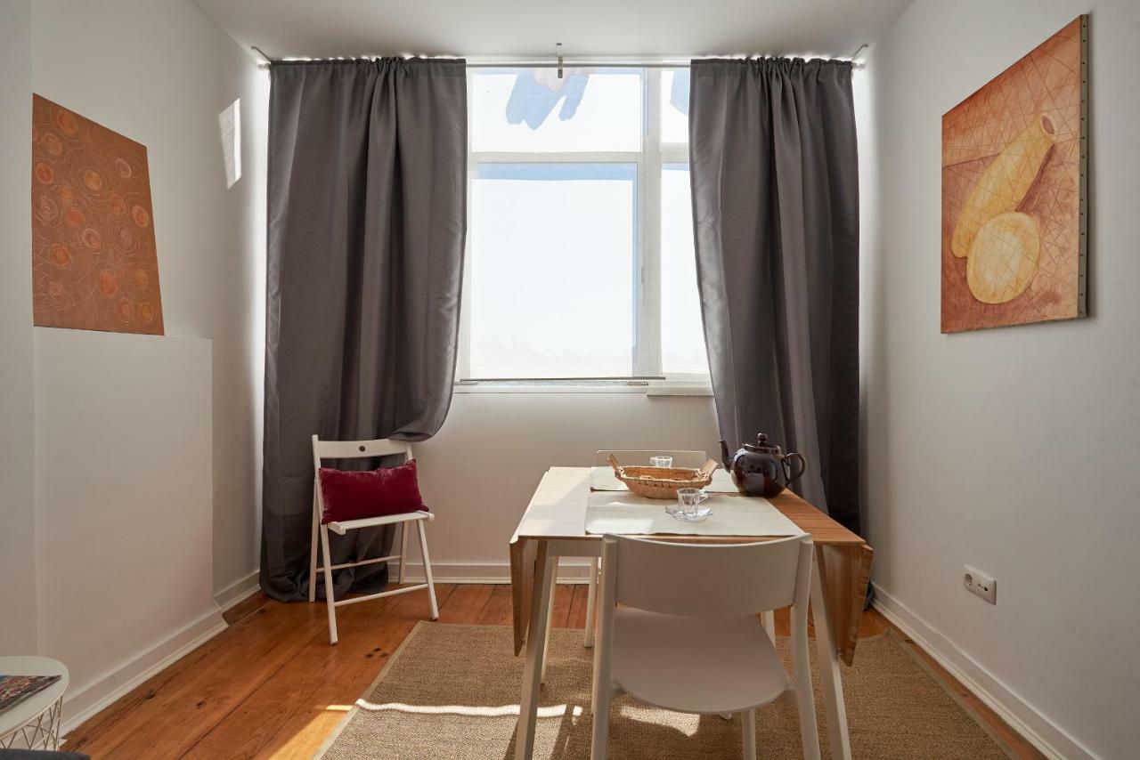 Apartment Charming Em Belem-books And Canvas