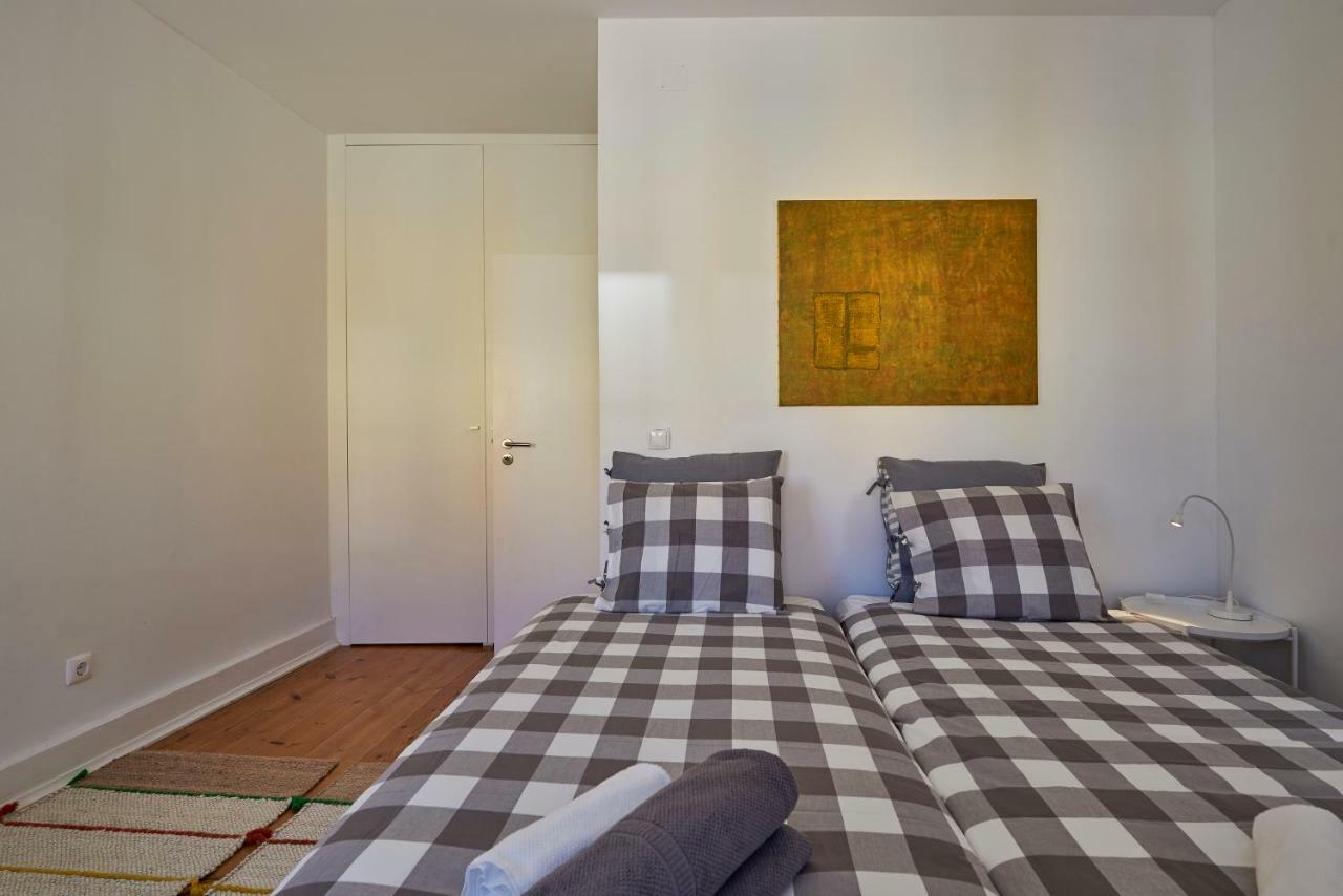 Charming Em Belem-books And Canvas